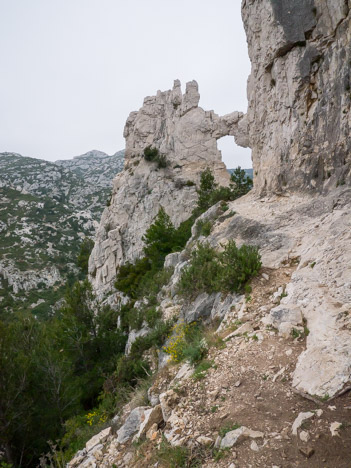 La Roche Percée de Morgiou, côté Sud et vire