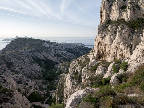 En traversée, l'itinéraire domine le Vallon de la Mounine