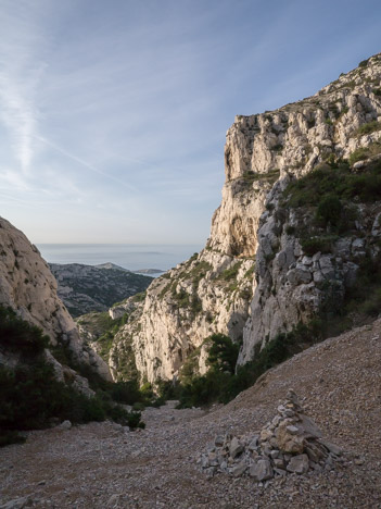 Cairn à la jonction avec le sentier du Vallon de la Mounine