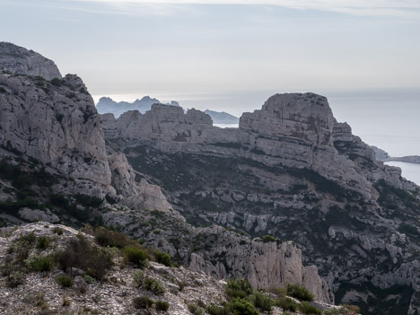 Le Rocher des Goudes, devant l'Île de Riou