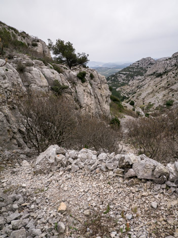 Lacet soutenu par un muret dans le Vallon Mestrallet