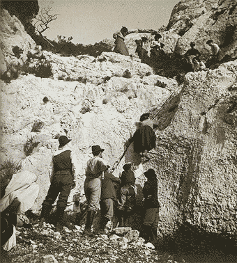 Une femme escalade un rocher. Auteur anonyme, s.d. vers 1900 © Archives de Marseille : 33 Fi 2690