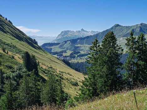 La Pointe percée au loin