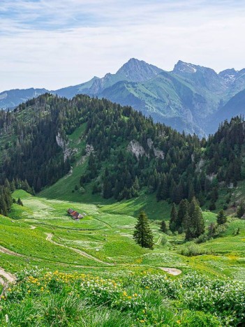 Dent et Château d'Oche, Chalet d'Ouzon Derrière