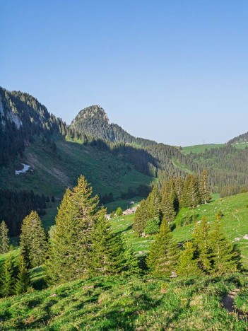 Sous le Col d'Ubine, les chalets d'Ubine et d'Autigny, le Mont Jorat