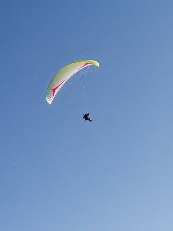 Parapente dans le ciel
