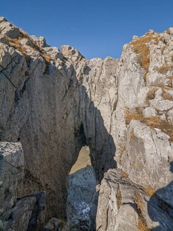 Arche-brèche sur la crête des Cornettes de Bise