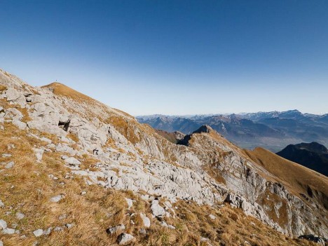 Croix des Cornettes de Bise, à gauche sur l'antécime