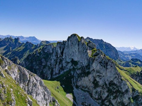 Le Château d'Oche domine le Col de Planchamp