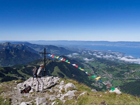 Drapeaux à prière à la croix sous le sommet de la Dent d'Oche