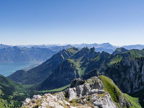 Au sommet de la Dent d'Oche, le Lac Léman et l'Oberland au loin