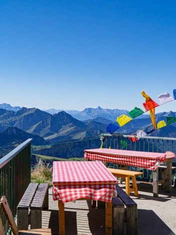 Terrasse du refuge de la Dent d'Oche