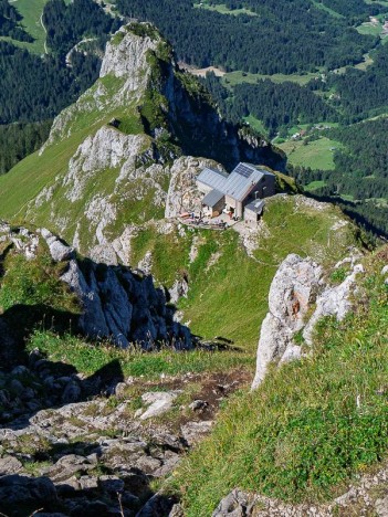 Le refuge de la Dent d'Oche sur la crête du point 2066