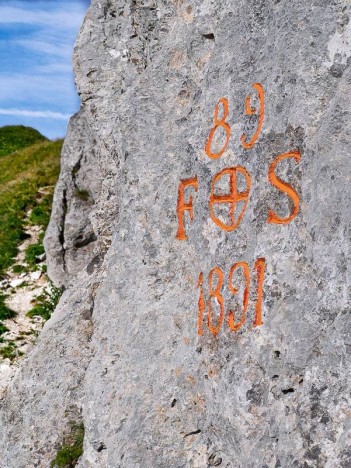 Borne frontière n°89 gravée sur la Dent du Velan