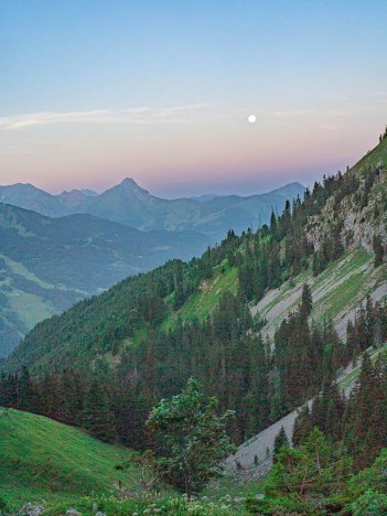 Pleine lune sur le Pic de la Corne