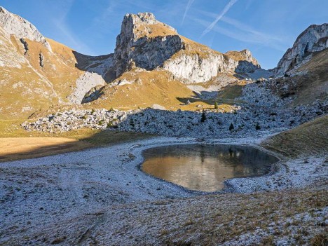 Le Château d'Oche domine le Lac de la Case gelé
