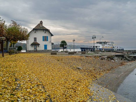 Un bateau  navette au port de Chens-sur-Léman