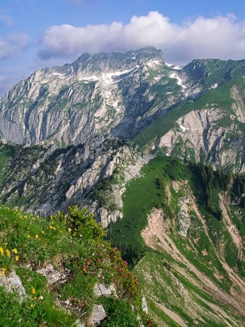 Les Cornettes de Bise dominent la Pointe d'Arvouin