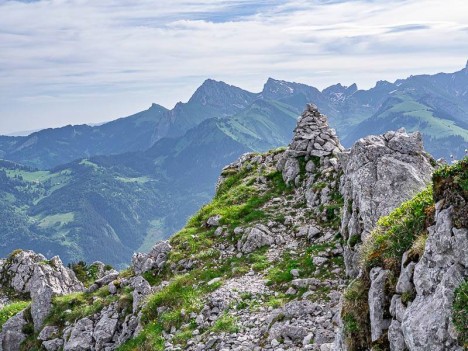 Cairn au sommet du Mont Ouzon