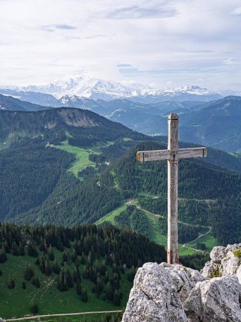 La croix du Mont Ouzon face au Mont Blanc