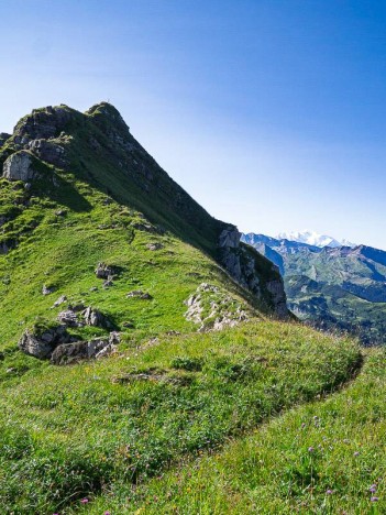 Sous la croix de la Montagne de Pertuis