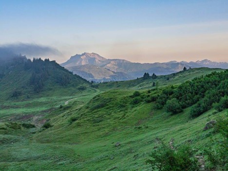Le Roc d'Enfer derrière le Col de Joux Plane
