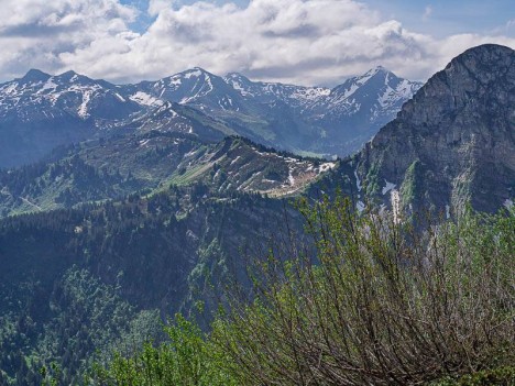 L'Arête des Fours. Au loin : la Tête du Linga, la Tête du Géant et la Pointe de Chézery