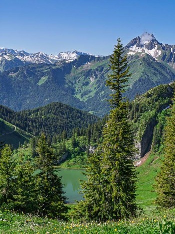 Le Lac d'Arvouin face au Mont de Grange