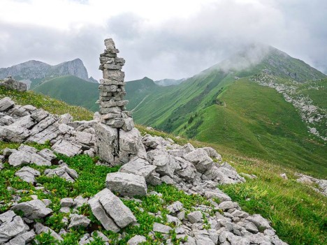 Un cairn marque le point 1901