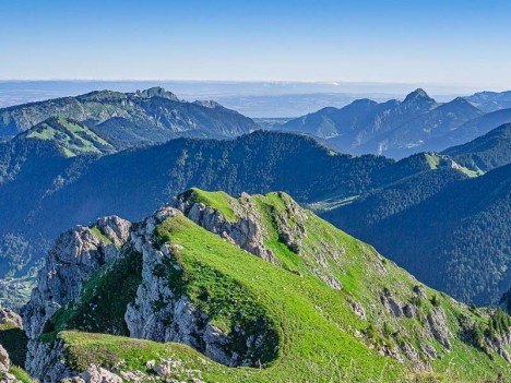 Le Lac Léman au loin
