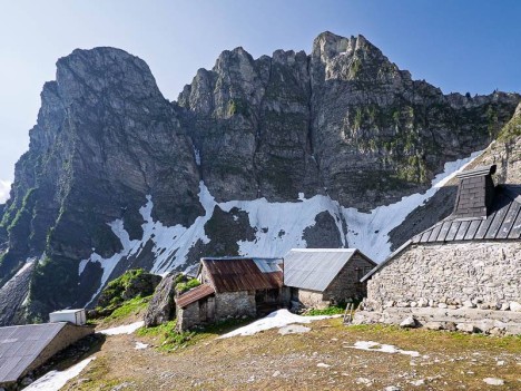 Les Chalets d'Ardens devant la Pointe de la Chavache et le Châtelard