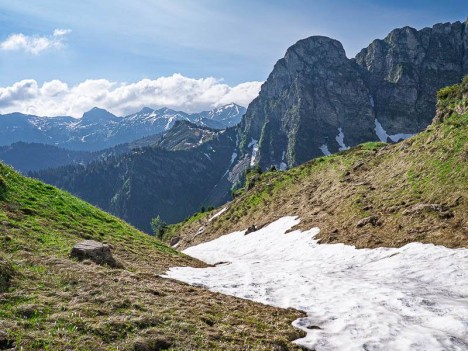 Pointe de la Chavache. Au loin : la Tête du Linga, la Tête du Géant et la Pointe de Chézery