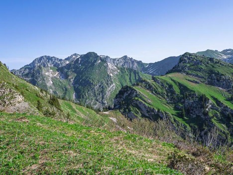 Point de vue sur la Pointe de Bénevent depuis l'épaule de la Pointe de Lachau