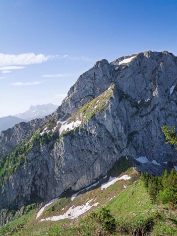 Les falaises du Mont Chauffé dominent le Col d'Ubine