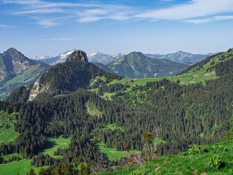 Le Roc d'Enfer derrière le Mont Jorat et les chalets d'Autigny