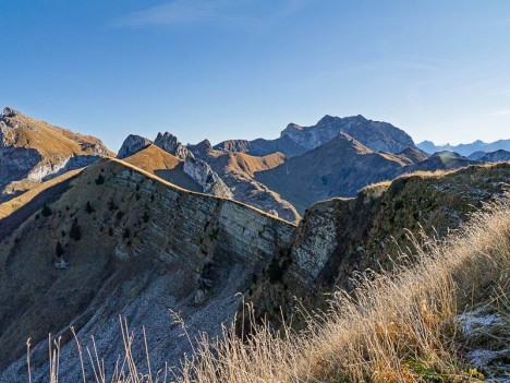 Les crêtes de la Pointe de Pelluaz, les Cornettes de Bise au loin