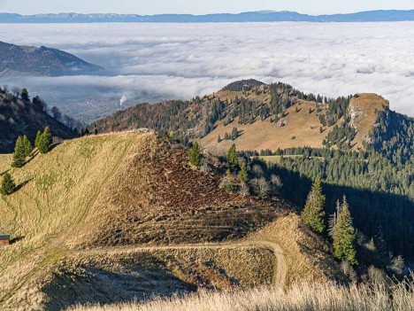 Le Mont Baron qui domine la mer de nuages du Léman