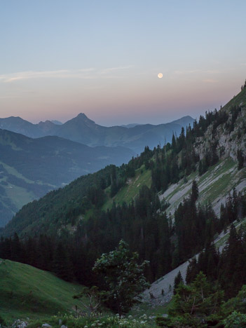 Pleine lune sur le Pic de la Corne