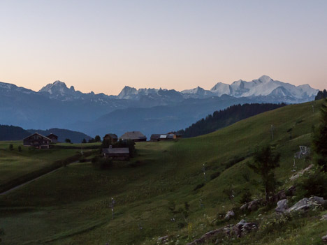 Les chalets du Bétex face au massif du Mont Blanc