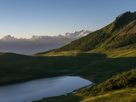 Le Lac de Roy face au massif du Mont Blanc