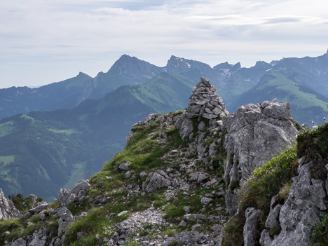 Cairn au sommet du Mont Ouzon