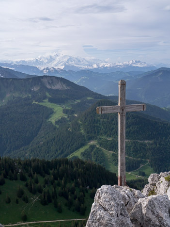 La croix du Mont Ouzon face au Mont Blanc