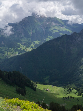 Les chalets des Serranants face au Mont de Grange