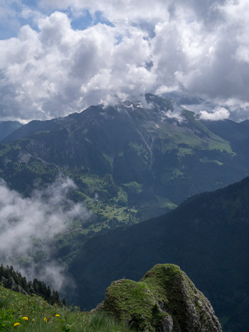 Les nuages laissent entrevoir le Mont de Grange