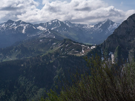 L'Arête des Fours. Au loin : la Tête du Linga, la Tête du Géant et la Pointe de Chézery