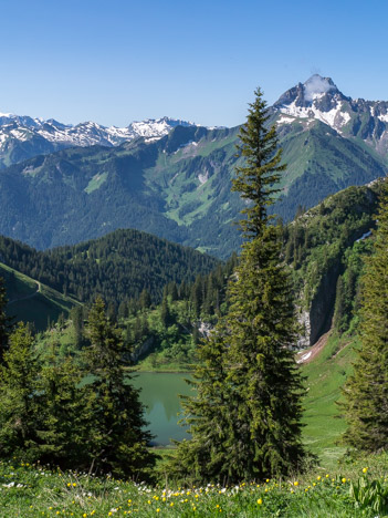 Le Lac d'Arvouin face au Mont de Grange