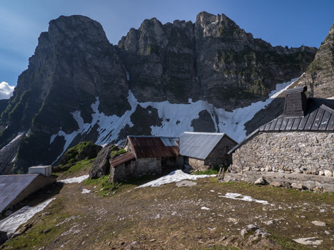 Les Chalets d'Ardens devant la Pointe de la Chavache et le Châtelard