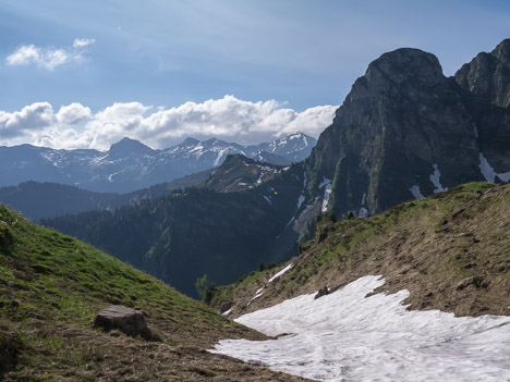 Pointe de la Chavache. Au loin : la Tête du Linga, la Tête du Géant et la Pointe de Chézery