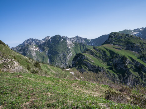 Point de vue sur la Pointe de Bénevent depuis l'épaule de la Pointe de Lachau