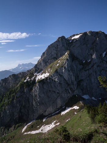 Les falaises du Mont Chauffé dominent le Col d'Ubine